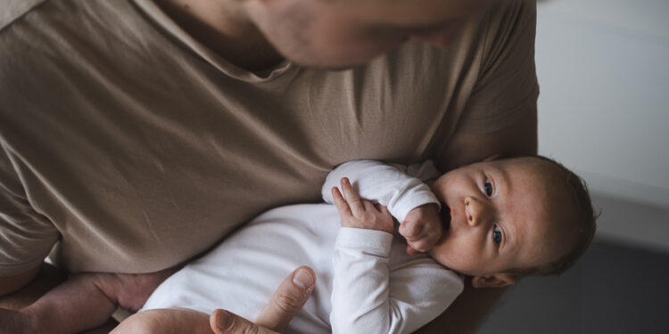 Licença-paternidade de 20 dias volta à análise do Senado — Senado Notícias