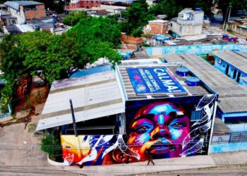 Telhado na Cidade de Deus diz: “Aqui tem crianças, sonhos e famílias”