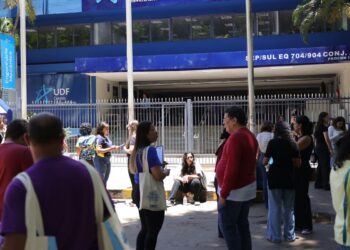 Estudantes chegam cedo para o Enem e relatam superação e confiança