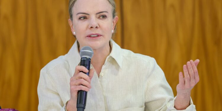 Gleisi divulga apoio a presidenta do México, alvo de assédio