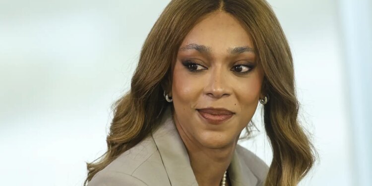 Erika Hilton acusa Nikolas Ferreira de usar celular perto de Bolsonaro