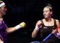 Stefani e Babos vencem russas e se aproximam da semi do WTA Finals