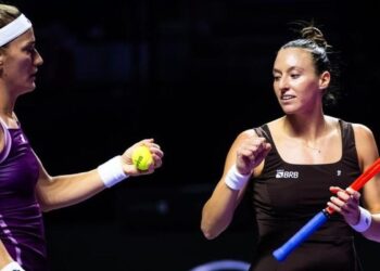 Stefani e Babos vencem russas e se aproximam da semi do WTA Finals