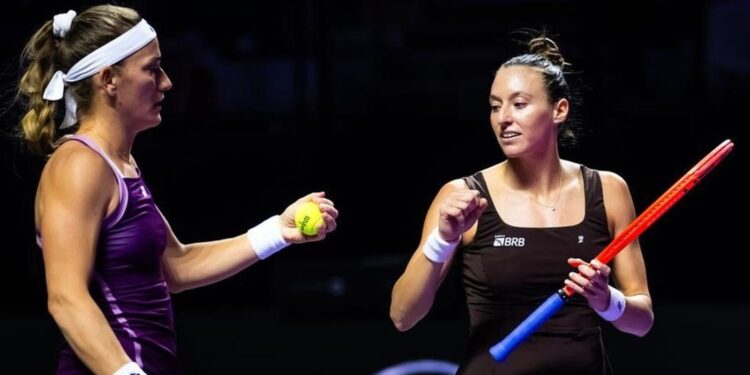 Stefani e Babos vencem russas e se aproximam da semi do WTA Finals