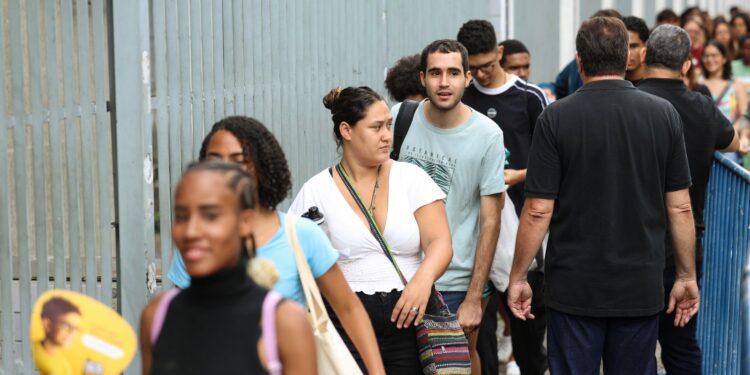 Enem 2025: cerca de 70% dos inscritos fizeram segunda dia de provas