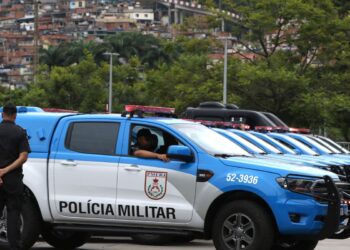 Polícia do Rio prende 17 pessoas em ação contra mentor de barricadas