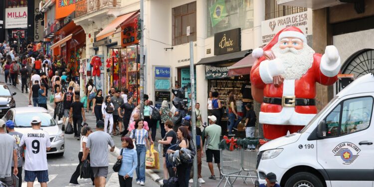 Taxa de desemprego chega a 5,2%, a menor desde 2012