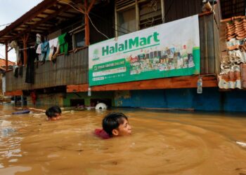 Mortes por enchentes na Ilha de Sumatra ultrapassam 900