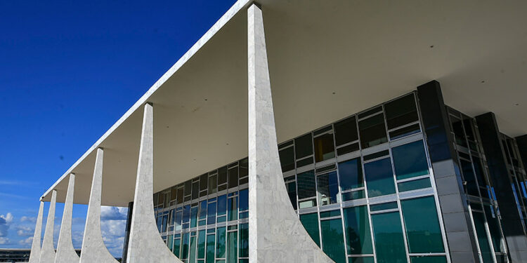 Lei reajusta adicional de qualificação do Judiciário federal — Senado Notícias