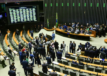 Veto à equiparação de reajustes para servidores da Câmara é mantido — Senado Notícias