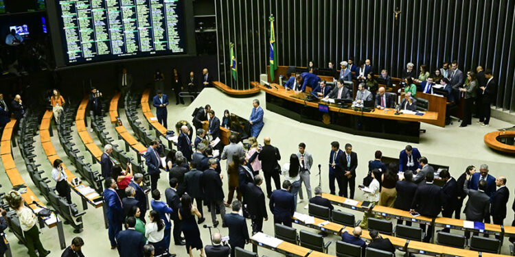 Veto à equiparação de reajustes para servidores da Câmara é mantido — Senado Notícias
