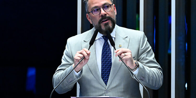 Alan Rick defende projeto que autoriza parcerias privadas para trabalho de presos — Senado Notícias
