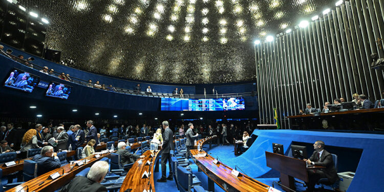 Vai à Câmara projeto que exclui do cálculo da renda familiar renda de safristas — Senado Notícias