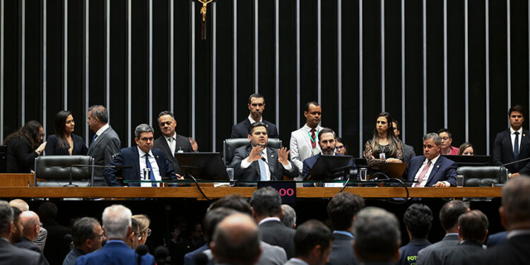 Parlamentares aprovam R$ 6 bi para renovação da frota nacional de caminhões — Senado Notícias