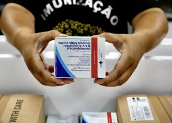 Governo começa a distribuir vacina contra vírus sincicial respiratório