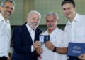 Lula entrega carteiras de docente a professores do Ceará