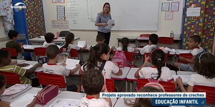 Vai a sanção inclusão da educação infantil na carreira do magistério — Senado Notícias