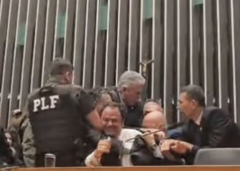 Glauber Braga é retirado à força após ocupar mesa da Câmara