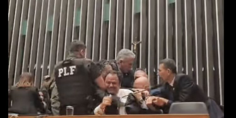 Glauber Braga é retirado à força após ocupar mesa da Câmara
