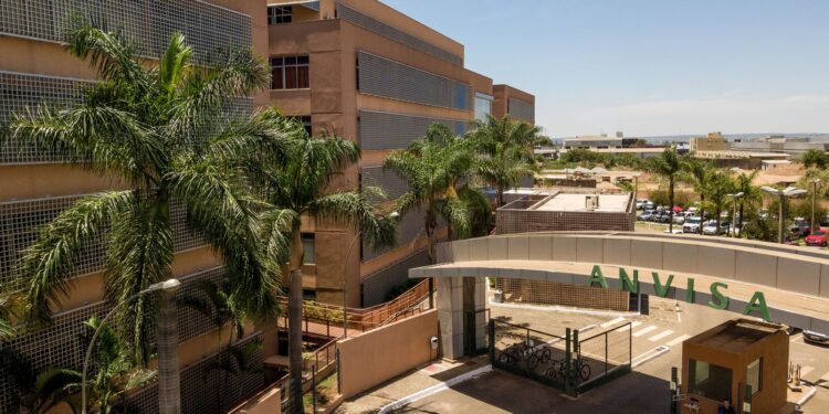 Anvisa determina suspensão de tônico capilar e apreensão de cosméticos