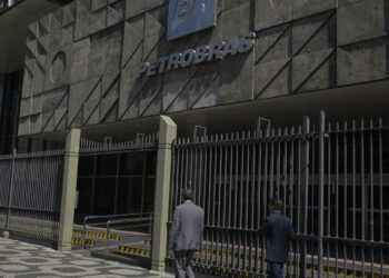 Petroleiros aprovam greve nacional a partir de segunda-feira