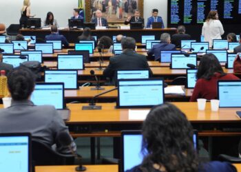 CCJ da Câmara aprova cassação de Carla Zambelli