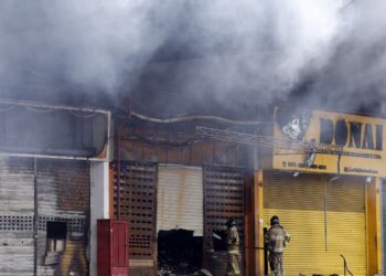 Incêndio no Ceasa/Rio está controlado; bombeiros trabalham no rescaldo