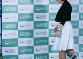 Câmara rejeita cassação da deputada Carla Zambelli