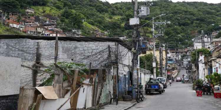Dois em cada três habitantes de favela moram em vias sem árvores
