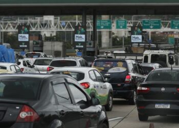 Andarilho invade Ponte Rio-Niterói e causa confusão no trânsito