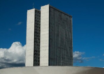 Câmara cancela passaporte diplomático de Eduardo Bolsonaro e Ramagem