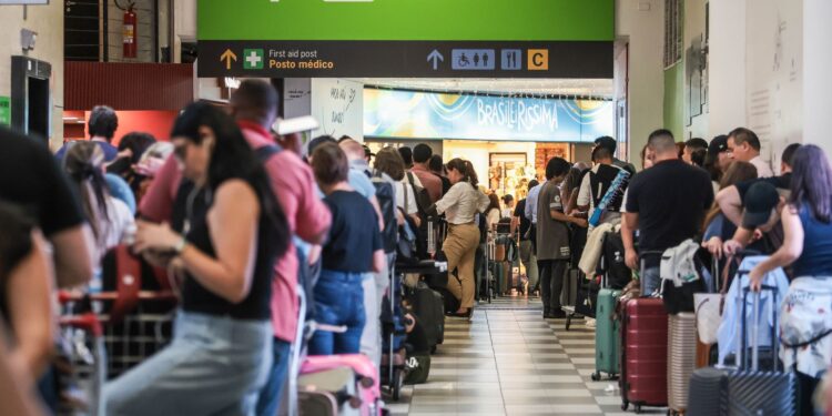 Ventos fortes afetam pelo menos 110 voos em Congonhas nesta quinta