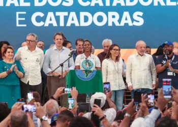 Catadores devem ser aplaudidos como agentes ambientais, diz Boulos