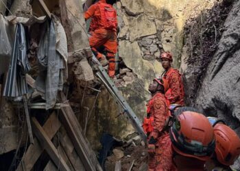 Bombeiros resgatam 17 pessoas de casarão que desabou no Rio