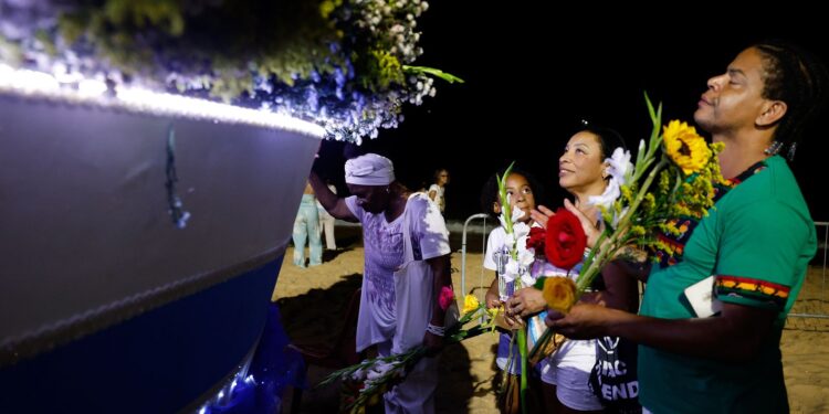 Umbanda faz culto à Iemanjá na véspera do réveillon no Rio