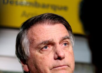 Bolsonaro deve ser internado amanhã para realizar cirurgia