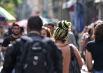 Diretores e gerentes negros ganham 34% menos que brancos, revela IBGE