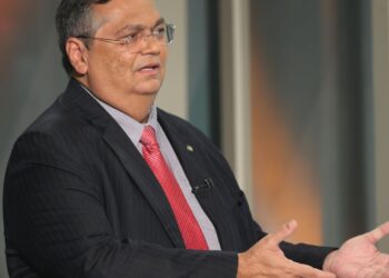 Dino manda PF investigar novas irregularidades em emendas Pix