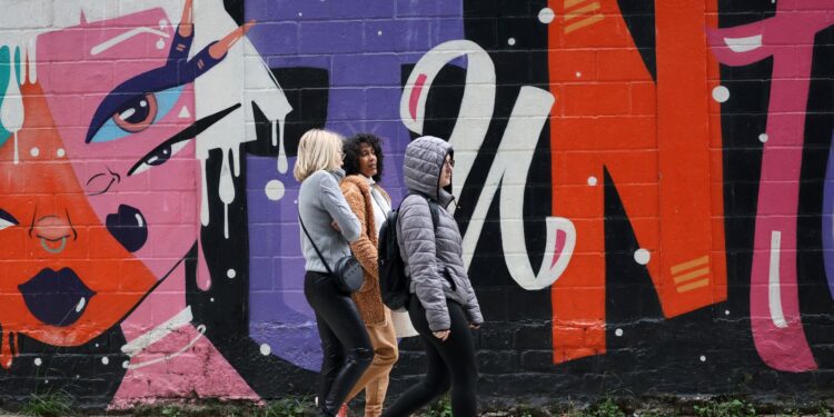 Frente fria avança por SP e deve trazer ventos fortes e queda de tempe