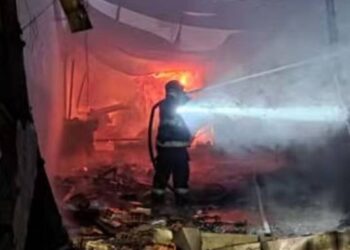 Incêndio destrói empresas e creche na zona leste de São Paulo