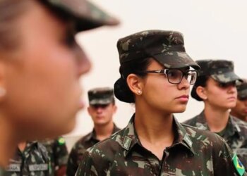 Exército faz seleção para alistamento militar de homens e mulheres
