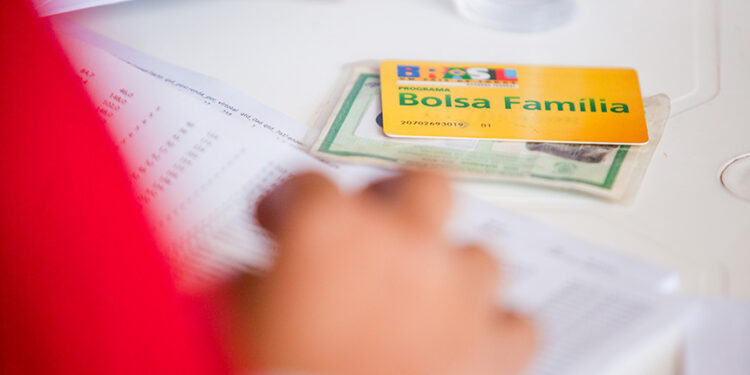 É falso que beneficiários do Bolsa Família serão impedidos de sacar em dinheiro — Senado Notícias