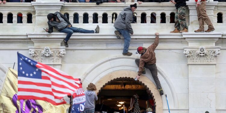 EUA lançam site onde reescrevem versão da invasão ao Capitólio