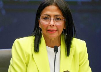 Forças Armadas da Venezuela reconhecem vice como presidente interina