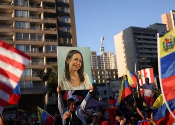 Descartada por Trump, Corina ataca Delcy e promete voltar à Venezuela