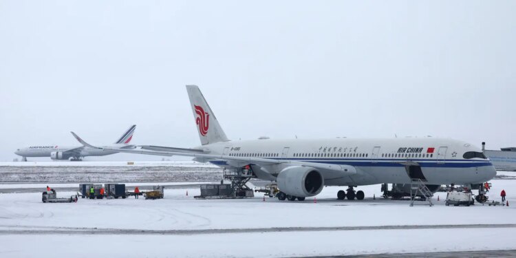 Tempestade Goretti: nevascas cancelam centenas de voos na Europa