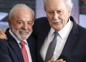 Lewandowski entrega carta de demissão do Ministério da Justiça a Lula