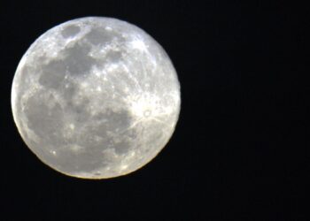 Superlua não aumenta de tamanho, mas se aproxima mais da Terra