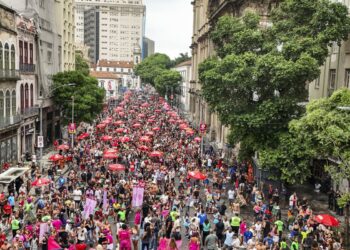 Bloco da Lexa atrai foliões para o circuito Preta Gil no centro do Rio