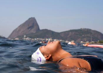 Treinos em grupo na praia devolvem liberdade a pessoas trans no Rio